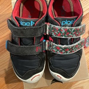 Plae size 12 Ty in black suede. Play condition but lots of life left. Extra tabs